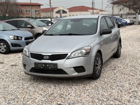 7,500
                    3,834.69                
                
                    BGN
                    EUR
                
            
                                                            
                    
                
                
                    
                        Kia Ceed Facelift 1.4 i                    
                
                
                
                                2010, Бензин, 160000 км.                
                
                                            Автомобила е реални 160000 км могът да бъдат проверени Отлично техническо и…