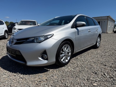 Toyota Auris 1.600 бензин