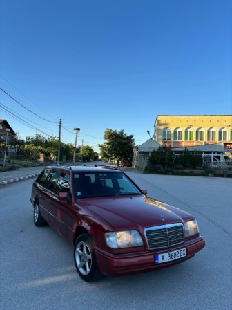 Mercedes-Benz W124 220E