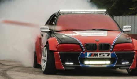 BMW 330 Дрифт автомобил