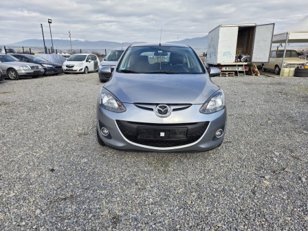Mazda 2 Лек автомобил