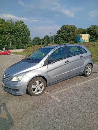 Mercedes-Benz B 180