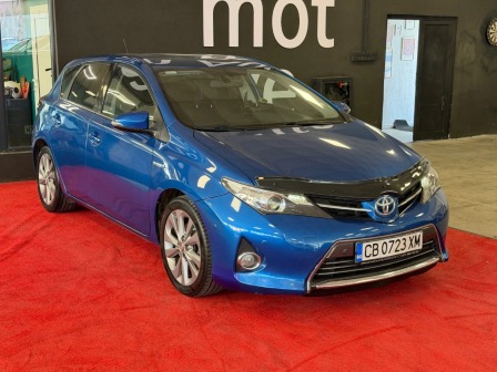 Toyota Auris Хибрид-Газ