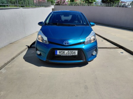 Toyota Yaris Хибрид-2012г