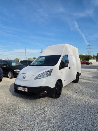 Nissan NV