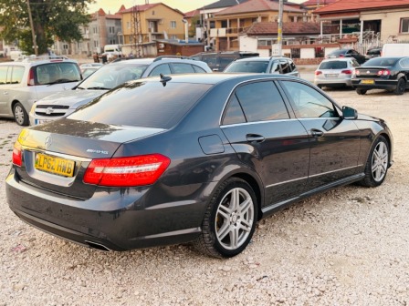 Mercedes-Benz E 250 2.5